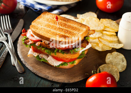 La Turquie et le Bacon Club Sandwich avec laitue et tomates Banque D'Images