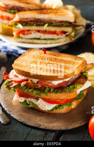 La Turquie et le Bacon Club Sandwich avec laitue et tomates Banque D'Images