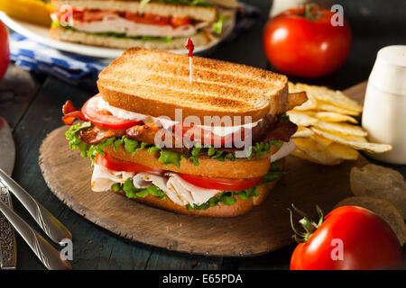 La Turquie et le Bacon Club Sandwich avec laitue et tomates Banque D'Images