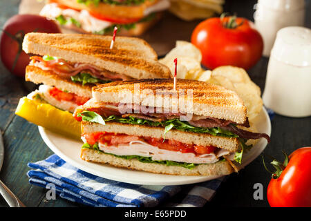 La Turquie et le Bacon Club Sandwich avec laitue et tomates Banque D'Images