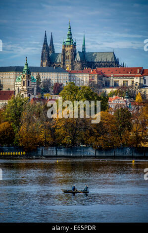 Panorama d'automne le Château de Prague avec la cathédrale Saint-Guy Banque D'Images