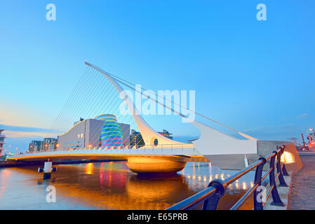 Le Samuel Beckett Bridge dans la nuit Banque D'Images