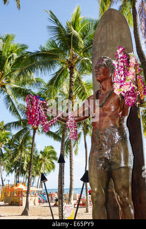 Honolulu Hawaii,Oahu,Hawaiian,Waikiki Beach,Resort,Kuhio Beach State Park,Duke Kahanamoku,statue,surfeur,nageur olympique,surf,leis,palmiers,USA, Banque D'Images