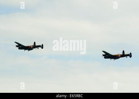 Eastbourne, Royaume-Uni, 15/08/2014 : Les deux autres bombardiers Lancaster en état de voler ensemble dans le cadre de la Battle of Britain Memorial Flight à Eastbourne Airshow.. Le seul en état de deux bombardiers Lancaster ont effectué ensemble au Royaume-Uni pour la première fois en près de 50 ans. Une machine (indicatif d'appel Vera) est entré au Royaume-Uni Battle of Britain Memorial Flight's Lancaster (indicatif d'appel Thumper) ainsi qu'un Spitfire et Hurricane pour un affichage à l'Airshow de Eastbourne. C'était la 2ème apparition publique pour la paire qui seront présents à 60 spectacles aériens au cours de l'été. L''Eastbourne airsho Banque D'Images