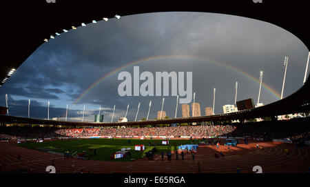 Zurich, Suisse. 15e Août, 2014. Un large rainbow vu sur le stade de l'athlétisme 2014 au stade du Letzigrund à Zurich, Suisse, 15 août 2014. Photo : Rainer Jensen/dpa/Alamy Live News Banque D'Images