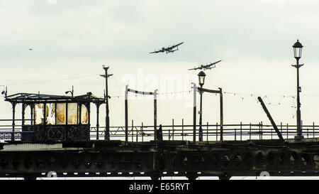 Eastbourne, Royaume-Uni. 15e Août, 2014. Les deux autres bombardiers Lancaster en état de voler ensemble dans le cadre de la Battle of Britain Memorial Flight à Eastbourne Airshow.. Le seul en état de deux bombardiers Lancaster ont effectué ensemble au Royaume-Uni pour la première fois en près de 50 ans. Une machine (indicatif d'appel Vera) est entré au Royaume-Uni Battle of Britain Memorial Flight's Lancaster (indicatif d'appel Thumper) ainsi qu'un Spitfire et Hurricane pour un affichage à l'Airshow de Eastbourne. Credit : Julie Edwards/Alamy Live News Banque D'Images