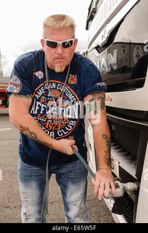 Lisburn, Irlande du Nord. 15 août 2014 - Ron 'Ronnie' Shirley de Lizard Lick ouvre Remorquage Truckfest, Balmoral Park Crédit : Stephen Barnes/Alamy Live News Banque D'Images