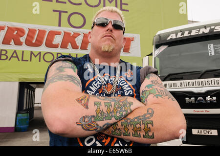 Lisburn, Irlande du Nord. 15 août 2014 - Ron 'Ronnie' Shirley de Lizard Lick ouvre Remorquage Truckfest, Balmoral Park Crédit : Stephen Barnes/Alamy Live News Banque D'Images