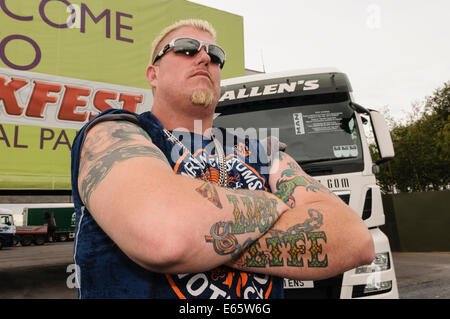 Lisburn, Irlande du Nord. 15 août 2014 - Ron 'Ronnie' Shirley de Lizard Lick ouvre Remorquage Truckfest, Balmoral Park Crédit : Stephen Barnes/Alamy Live News Banque D'Images