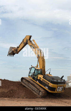 Travail sur la I-95 excavatrice New Haven Harbour Crossing Projet re-utiliser pile. Banque D'Images