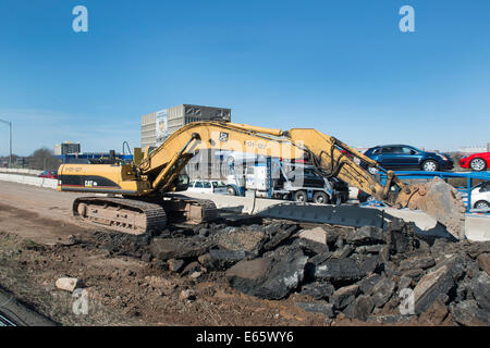 Travail sur la I-95 excavatrice New Haven Harbour Crossing project de déchirer la vieille route pour faire place à un nouveau. 5/13/14 Banque D'Images