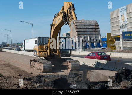 Travail sur la I-95 excavatrice New Haven Harbour Crossing project de déchirer la vieille route pour faire place à un nouveau. 5/13/14 Banque D'Images