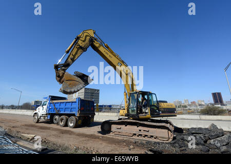 Travail sur la I-95 excavatrice New Haven Harbour Crossing project de déchirer la vieille route pour faire place à nouveau. Banque D'Images