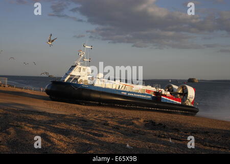 Plage de galets à l'aéroglisseur à Southsea, Portsmouth, Angleterre New Hamsphire côte sud de l'île de Wight Banque D'Images