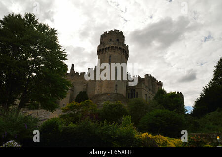 Remparts du château de Warwick et tourelle contre un ciel nuageux Banque D'Images