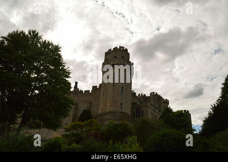 Remparts du château de Warwick et tourelle contre un ciel nuageux Banque D'Images