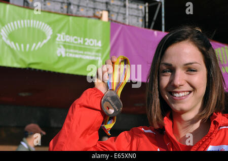 Zurich, Suisse. 15e Août, 2014. La République tchèque Anezka Drahotova tient sa médaille de bronze au 20km marche au cours de l'Athlétisme à Zurich, Suisse, le 15 août 2014. Credit : Tibor Alfoldi/CTK Photo/Alamy Live News Banque D'Images