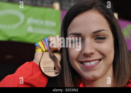 Zurich, Suisse. 15e Août, 2014. La République tchèque Anezka Drahotova tient sa médaille de bronze au 20km marche au cours de l'Athlétisme à Zurich, Suisse, le 15 août 2014. Credit : Tibor Alfoldi/CTK Photo/Alamy Live News Banque D'Images