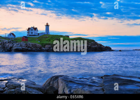 Le lever du soleil, CAPE NEDDICK Lighthouse Nubble, Lumière, York Beach, Maine, USA Banque D'Images