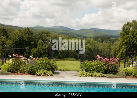 Piscine avec une superbe vue sur la montagne de Williamstown, Massachusetts taconique Banque D'Images