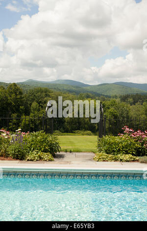 Piscine avec une superbe vue sur la montagne de Williamstown, Massachusetts taconique Banque D'Images