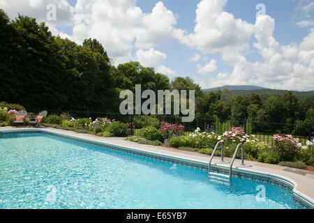 Piscine avec une superbe vue sur la montagne de Williamstown, Massachusetts taconique Banque D'Images