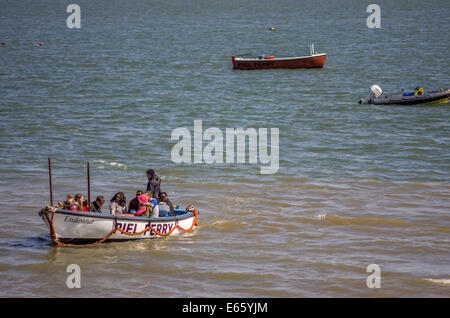 Piel Ferry arrivant à l'île de Piel Banque D'Images