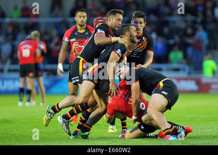 Manchester, UK. 15e Août, 2014. Super League Rugby. Salford Red Devils contre Dragons catalans. Rangi Chase de Salford Red Devils plongées dans le cadre d'un crédit d'attaquer : Action Plus Sport/Alamy Live News Banque D'Images