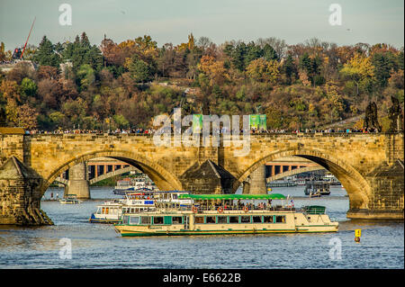 La rivière Vltava et le pont Charles à Prague Banque D'Images