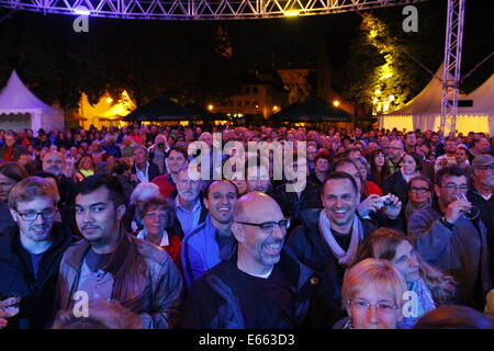 Worms, Allemagne. 15 août 2014. L'auditoire est à regarder en live Maceo Parker sur la scène du festival de jazz et de joie en 2014 vers. L'American funk et soul jazz saxophoniste Maceo Parker joué en concert au Jazz Festival 2014 et la joie dans les vers. Le musicien est connu pour avoir joué dans de nombreuses pièces solo de James Brown's enregistrements à succès. Crédit : Michael Debets/Alamy Live News Banque D'Images