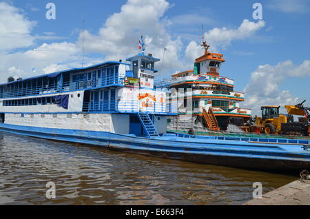 Un traversier sur la rivière amazonienne près du port d'Iquitos, Pérou Banque D'Images