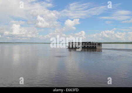 Un traversier sur la rivière amazonienne près du port d'Iquitos, Pérou Banque D'Images