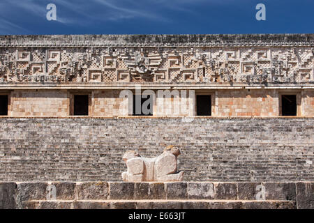 Sculpture d'une Jaguar à tête double en face du Palais du Gouverneur à Uxmal, Yucatan, Mexique. Banque D'Images