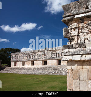 Une image de Chaac, le dieu de la pluie, orne un coin du quadrilatère des nonnes à Uxmal, Yucatan, Mexique. Banque D'Images