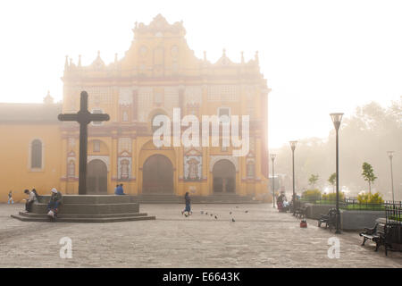Un matin brumeux sur la plaza de San Cristobal de las Casas, Chiapas, Mexique. Banque D'Images