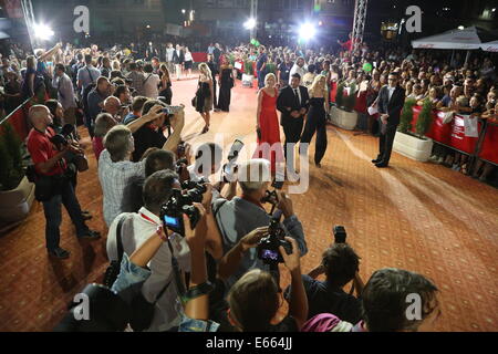 Sarajevo, Bosnie-et-Herzégovine. 15e Août, 2014. Les gens assistent à la cérémonie d'ouverture du 20e Festival du Film de Sarajevo à Sarajevo, Bosnie-Herzégovine, le 15 août, 2014. Le 20e Festival du Film de Sarajevo a ouvert le vendredi. Credit : Haris Memija/Xinhua/Alamy Live News Banque D'Images