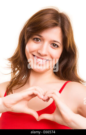 Belle femme de prendre une forme de coeur avec ses mains, isolé sur fond blanc Banque D'Images