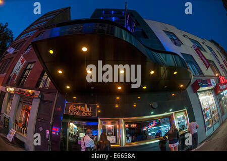 New York, NY 10 Août 2014 - Le club de Jazz Blue Note, en forme de piano avec tente, dans Greenwich Village. © Stacy Walsh Rosenstock/Al Banque D'Images