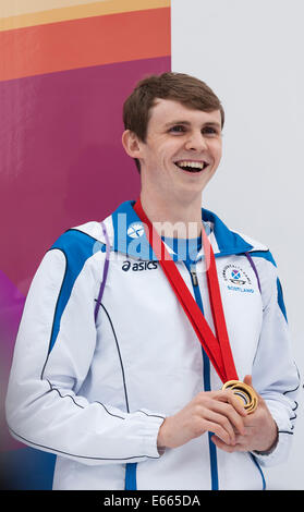 Glasgow, Ecosse, Royaume-Uni. 15e Août, 2014. Ross Murdoch, Jeux du Commonwealth natation médaillé d'or au 200m brasse et le bronze au 100 m brasse à George Square, à la fin de la parade pour saluer l'Ecosse l'équipe après Glasgow 2014 - un événement suivi par Clyde-siders, Ville d'accueil, les bénévoles et les familles des athlètes. Banque D'Images