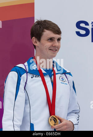 Glasgow, Ecosse, Royaume-Uni. 15e Août, 2014. Ross Murdoch, Jeux du Commonwealth natation médaillé d'or au 200m brasse et le bronze au 100 m brasse à George Square, à la fin de la parade pour saluer l'Ecosse l'équipe après Glasgow 2014 - un événement suivi par Clyde-siders, Ville d'accueil, les bénévoles et les familles des athlètes. Banque D'Images