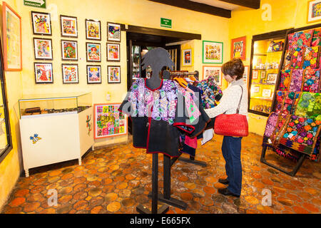 Femme boutiques d'une boutique colorée près de la plaza de San Cristobal de las Casas, Chiapas, Mexique. Banque D'Images