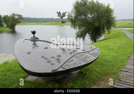 Jasenovac, Croatie. 6e août, 2014. Une photo montre le Monument de fleurs au Mémorial de Jasenovac Jasenovac en Croatie, le Site, le 6 août 2014. Le site du mémorial de Jasenovac Memorial Museum a été ouvert en 1968 à proximité du site original de l'ancien camp de concentration d'Oustachi. D'innombrables juifs, tziganes, Serbes, Croates, et d'autres ont perdu leur vie dans le tristement célèbre camp de la mort de 1941 à 1945. © Lisanin Miso/Xinhua/Alamy Live News Banque D'Images