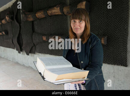 Jasenovac, Croatie. 6e août, 2014. Conservateur de musée tient un livre avec les noms des victimes sur le Memorial Museum de Jasenovac Jasenovac, la Croatie, le 6 août 2014. Le site du mémorial de Jasenovac Memorial Museum a été ouvert en 1968 à proximité du site original de l'ancien camp de concentration d'Oustachi. D'innombrables juifs, tziganes, Serbes, Croates, et d'autres ont perdu leur vie dans le tristement célèbre camp de la mort de 1941 à 1945. © Lisanin Miso/Xinhua/Alamy Live News Banque D'Images