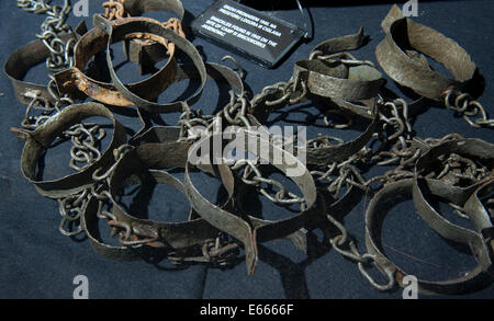 Jasenovac, Croatie. 6e août, 2014. Menottes pour les détenus sont exposées au Musée Mémorial de Jasenovac Jasenovac, la Croatie, le 6 août 2014. Le site du mémorial de Jasenovac Memorial Museum a été ouvert en 1968 à proximité du site original de l'ancien camp de concentration d'Oustachi. D'innombrables juifs, tziganes, Serbes, Croates, et d'autres ont perdu leur vie dans le tristement célèbre camp de la mort de 1941 à 1945. © Lisanin Miso/Xinhua/Alamy Live News Banque D'Images