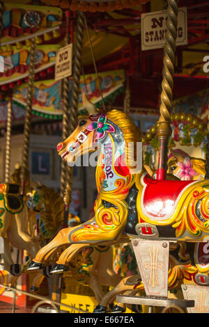 Chevaux de bois sur un manège à la fête foraine Banque D'Images