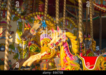 Chevaux de bois sur un manège à la fête foraine Banque D'Images