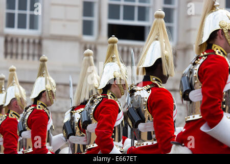 L'évolution de la Garde cérémonie a lieu tous les jours sur Horse Guards Parade par la cavalerie de famille Banque D'Images