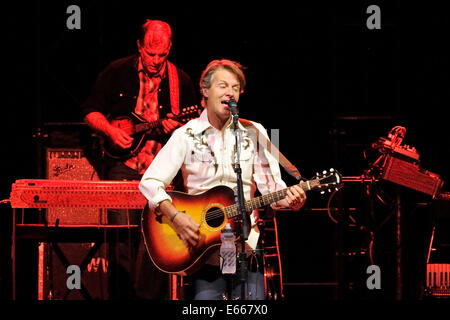 Toronto, Canada. 15 août 2014. Canadian Country rock band BLUE RODEO avec chanteur Jim Cuddy doit effectuer à l'Amphithéâtre Molson Canadian. Credit : EXImages/Alamy Live News Banque D'Images