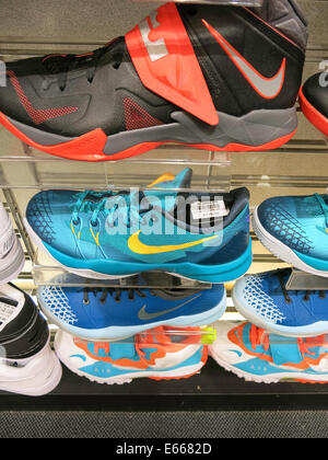 Chaussures de sport Nike, Champs Sports dans le Village de Vacances Mall, Great Falls, MT, USA Banque D'Images