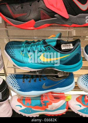 Chaussures Nike Athletic avec logo Swoosh, champs Sports dans la galerie marchande Holiday Village, Great Falls, Montana, États-Unis Banque D'Images